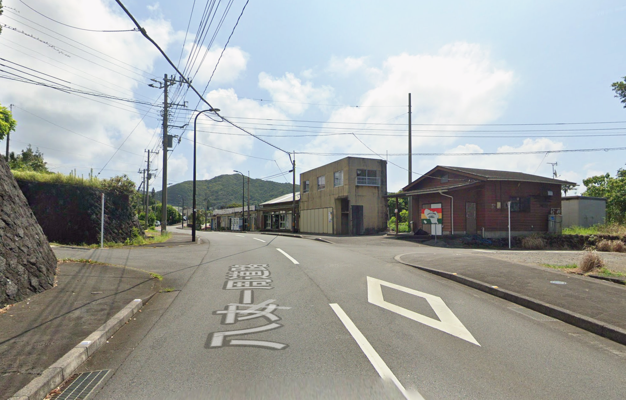 道路右側にcopanの建物があり、その向かいの左側へ入る道が見える曲がり角