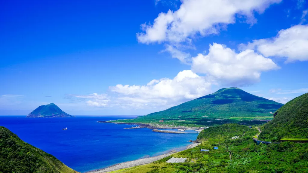 海から望む自然豊かな八丈島の風景
